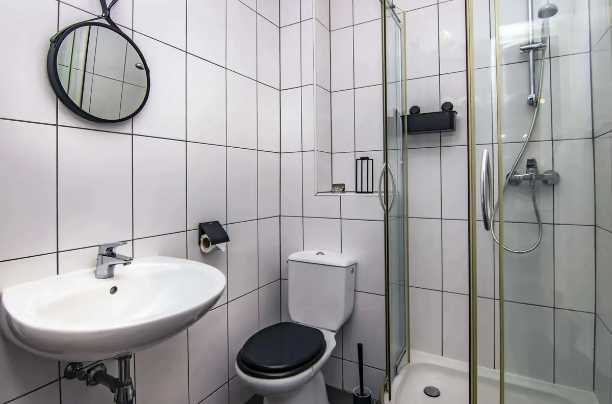 Badkamer met douche, toilet en wastafel