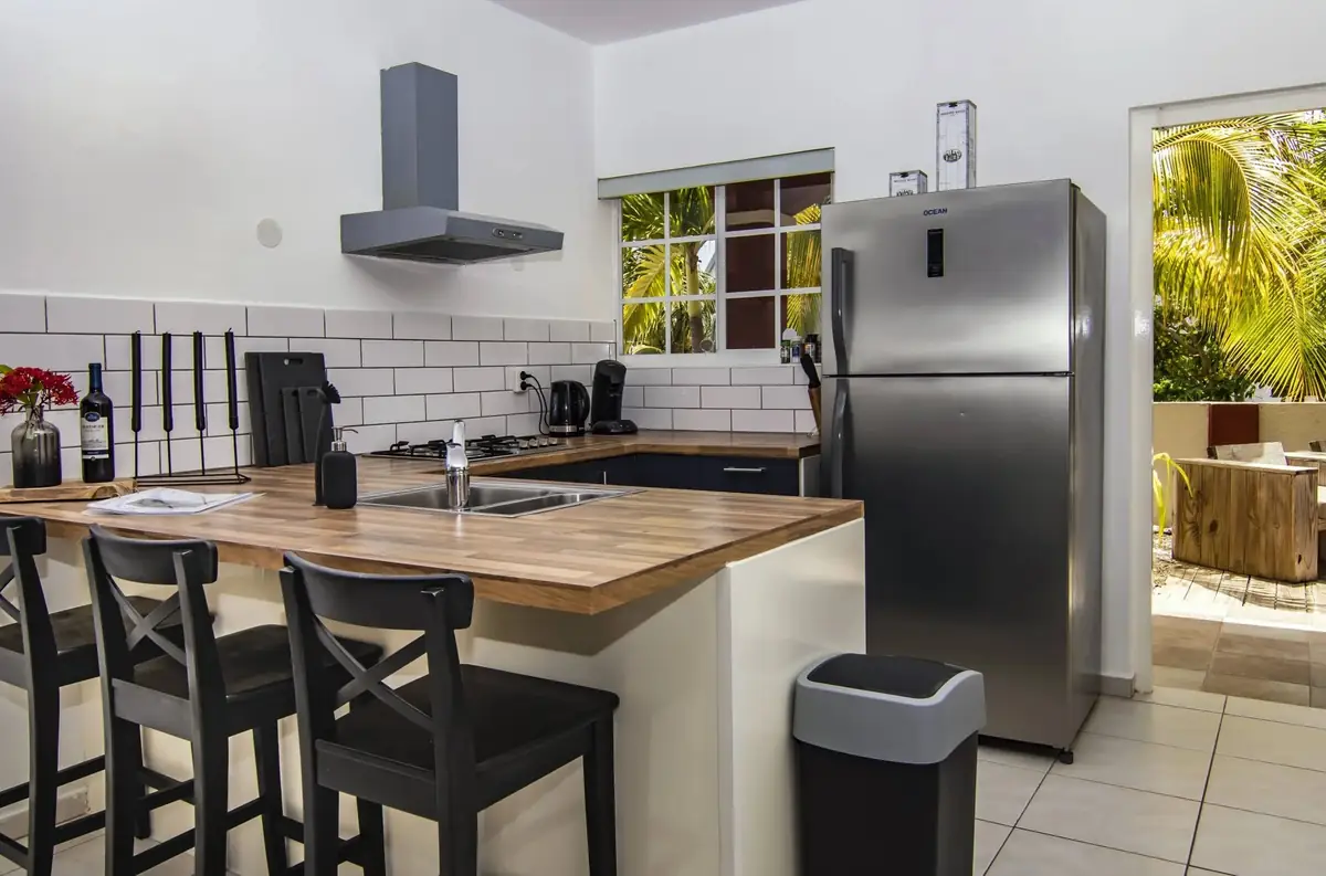 Keuken met kookeiland en barstoelen