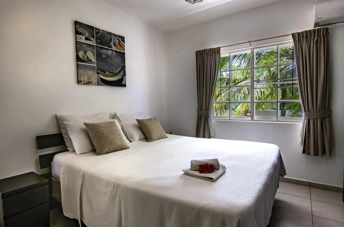 Slaapkamer met kingsize bed